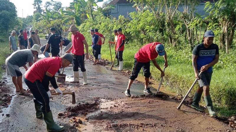 Gotong Royong Bersihkan Aliran Irigasi